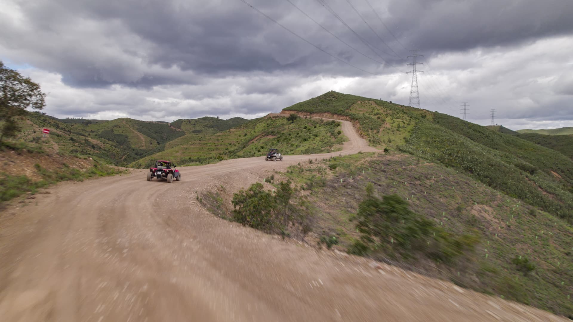 Buggyralli mäestikul ja tolmused rajad.